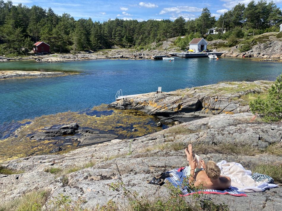 Solbading ved bukta